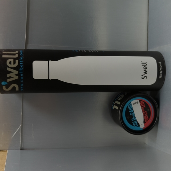 BNIB Swell Hot/Cold bottle 750 mL Black - Picture 8 of 11